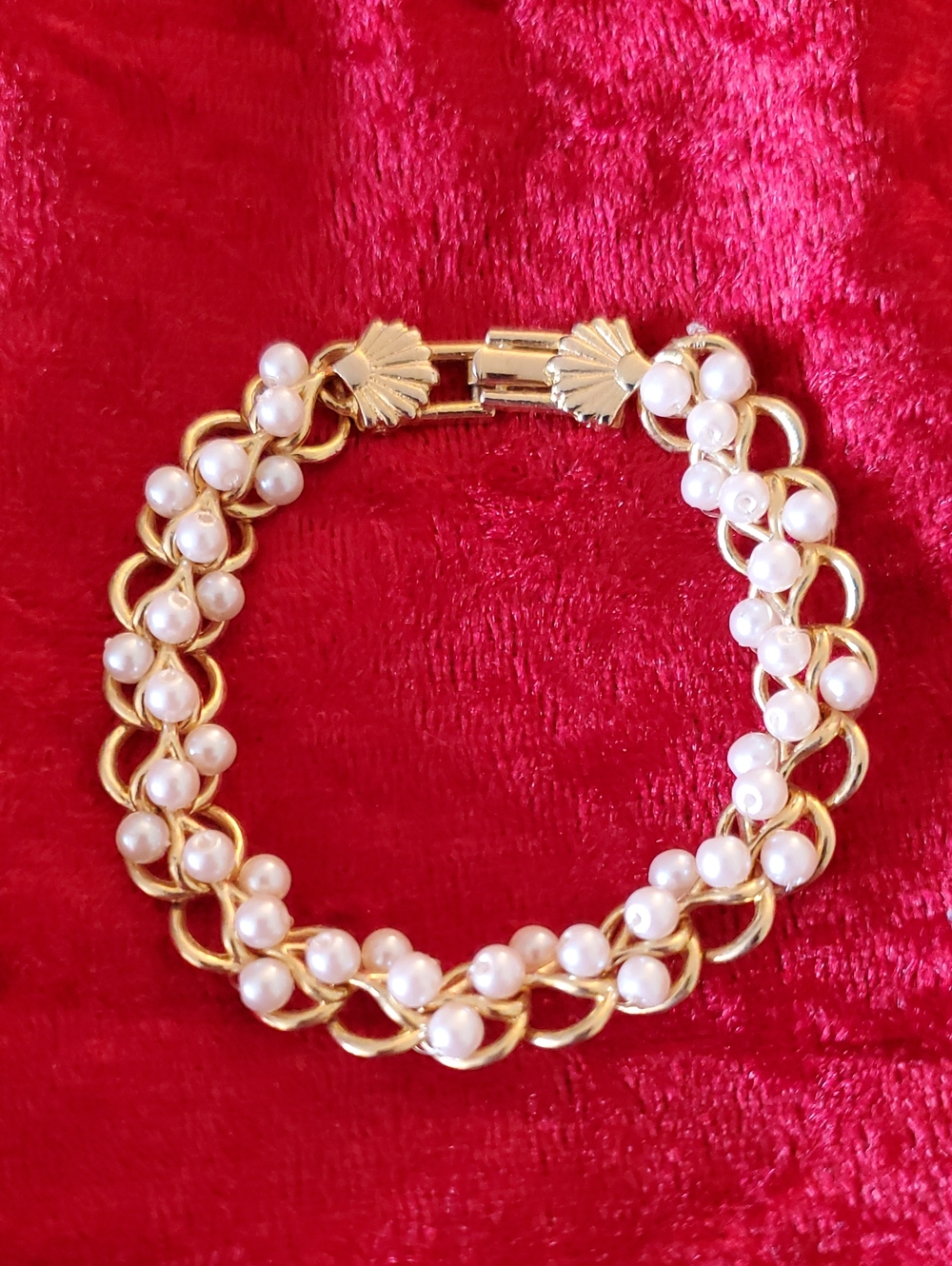 Vintage RICHELIEU signed Gold Tone Bracelet White Pearl Sea Shell Mermaid Core